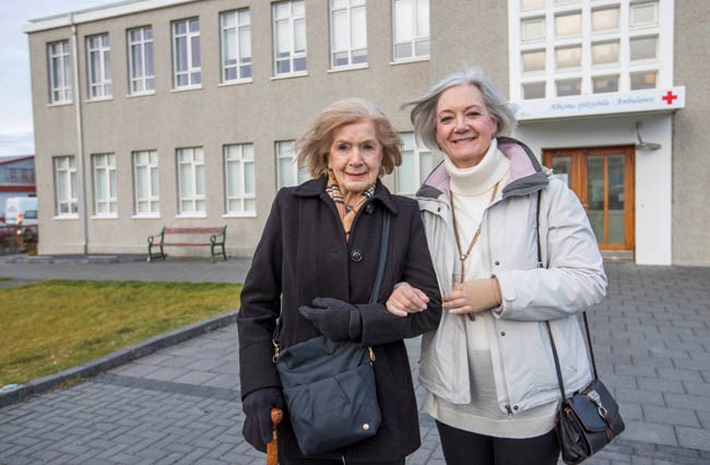 Mæðgurnar Anne Hemingway og Ellen Beam heimsóttu HSS 60 árum eftir að Anne fæddist þar.